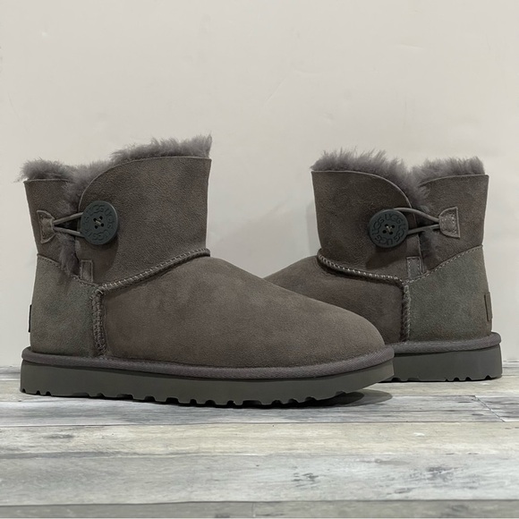 UGG Mini Bailey Button II Genuine Shearling Boot - Grey - Sz - 6 .US - Picture 1 of 11